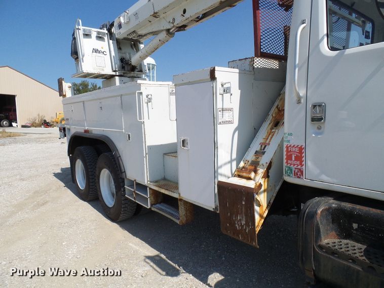 image for item DI0655 2000 International 4900 digger derrick truck