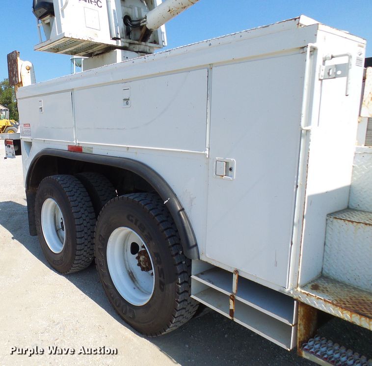 image for item DI0655 2000 International 4900 digger derrick truck