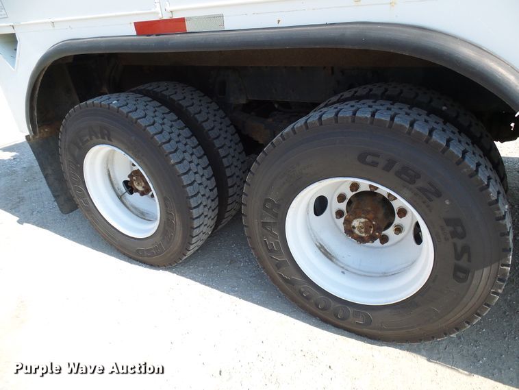 image for item DI0655 2000 International 4900 digger derrick truck