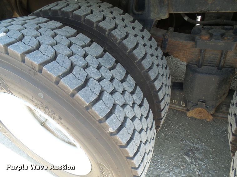 image for item DI0655 2000 International 4900 digger derrick truck