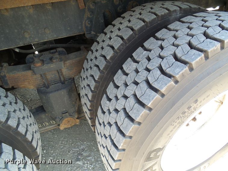 image for item DI0655 2000 International 4900 digger derrick truck