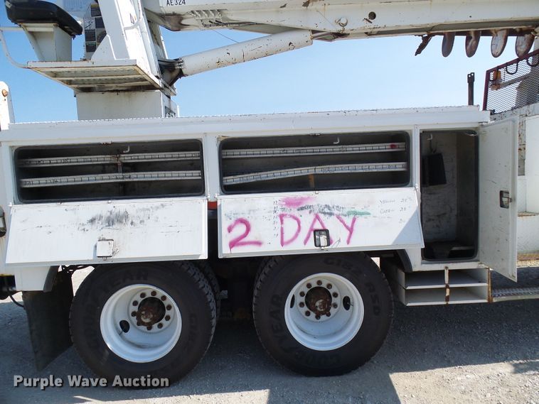 image for item DI0655 2000 International 4900 digger derrick truck