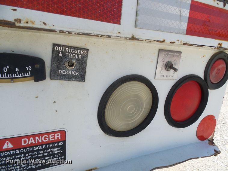 image for item DI0655 2000 International 4900 digger derrick truck