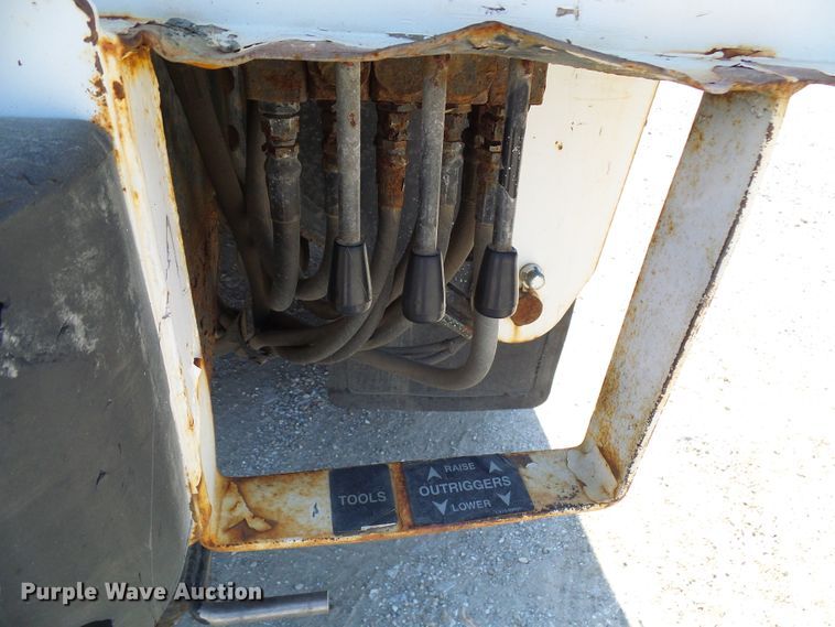 image for item DI0655 2000 International 4900 digger derrick truck