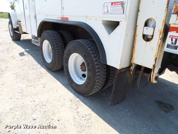 image for item DI0655 2000 International 4900 digger derrick truck