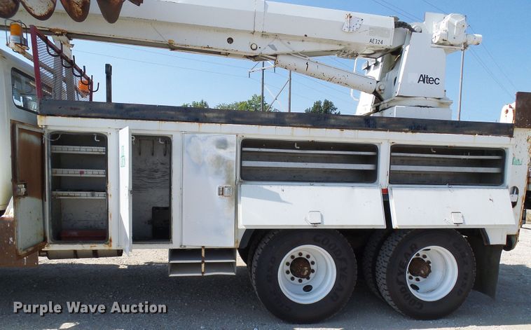 image for item DI0655 2000 International 4900 digger derrick truck