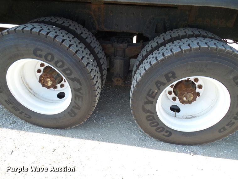 image for item DI0655 2000 International 4900 digger derrick truck