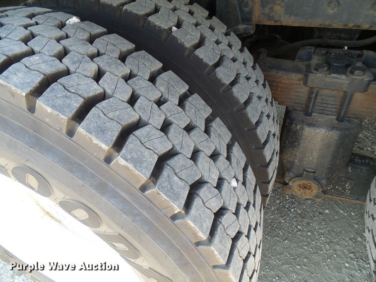 image for item DI0655 2000 International 4900 digger derrick truck