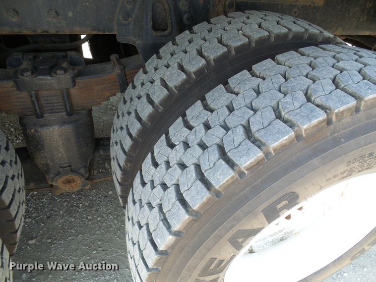 image for item DI0655 2000 International 4900 digger derrick truck