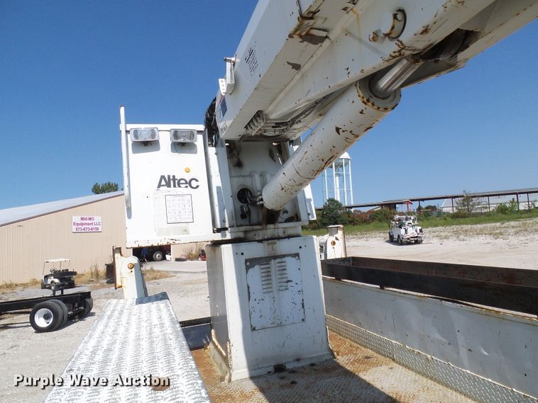 image for item DI0655 2000 International 4900 digger derrick truck