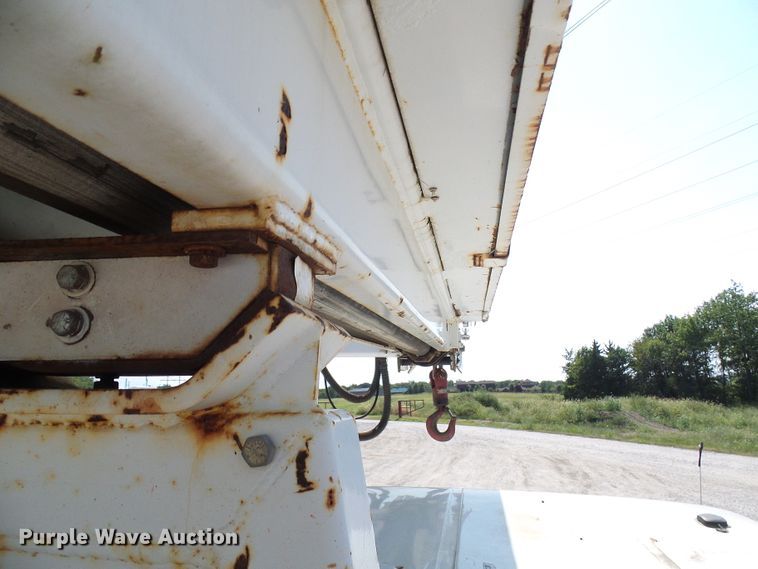 image for item DI0655 2000 International 4900 digger derrick truck