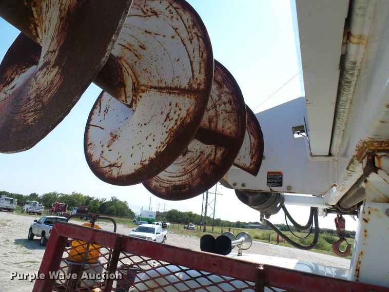 image for item DI0655 2000 International 4900 digger derrick truck