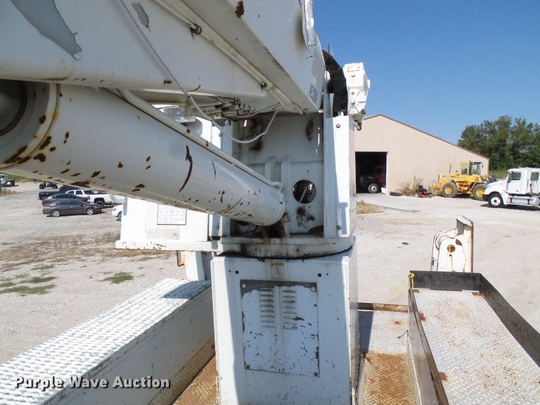 image for item DI0655 2000 International 4900 digger derrick truck