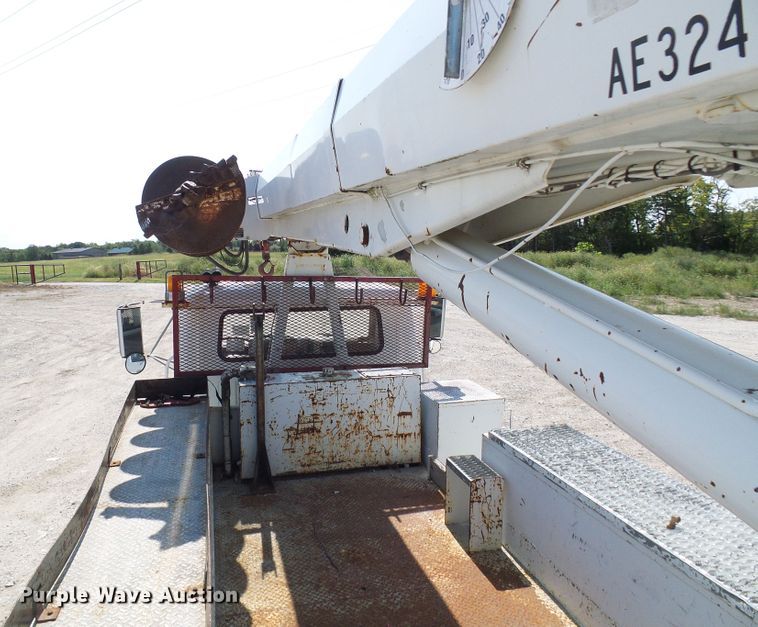 image for item DI0655 2000 International 4900 digger derrick truck