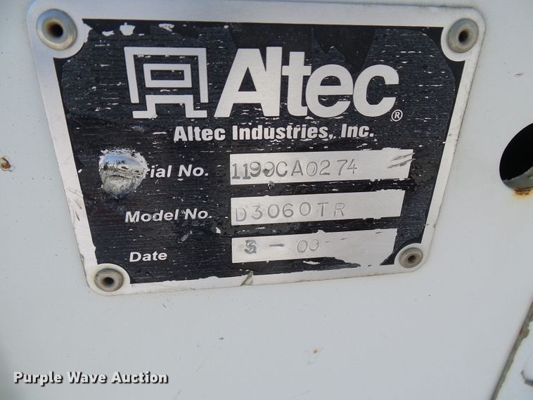 image for item DI0655 2000 International 4900 digger derrick truck