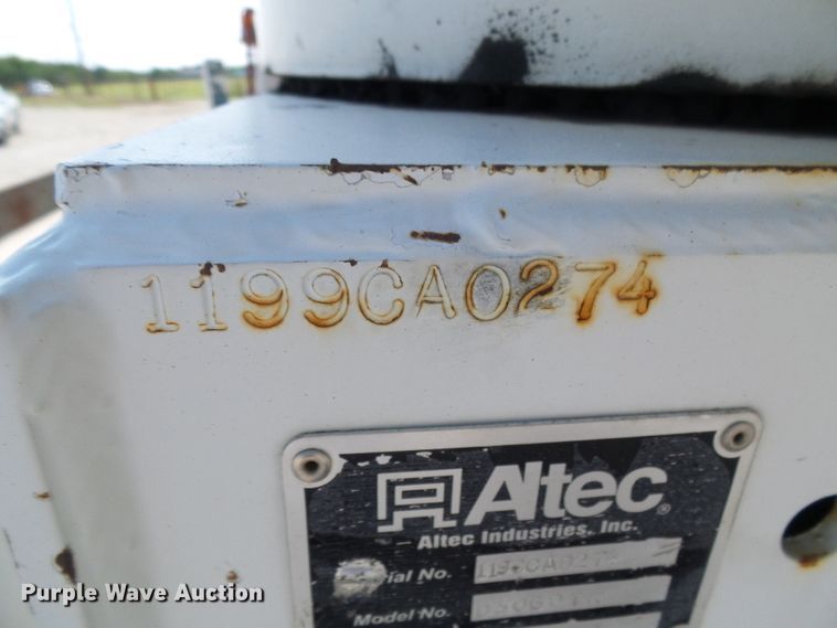 image for item DI0655 2000 International 4900 digger derrick truck