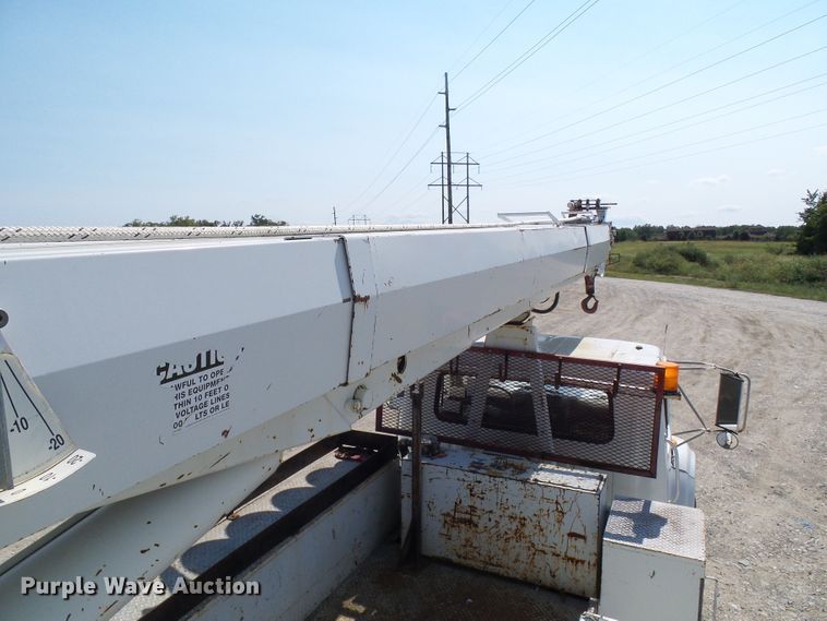 image for item DI0655 2000 International 4900 digger derrick truck