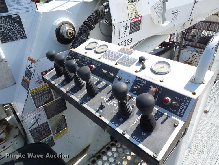 image for item DI0655 2000 International 4900 digger derrick truck