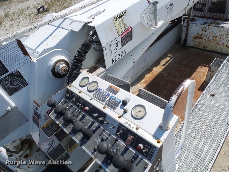 image for item DI0655 2000 International 4900 digger derrick truck