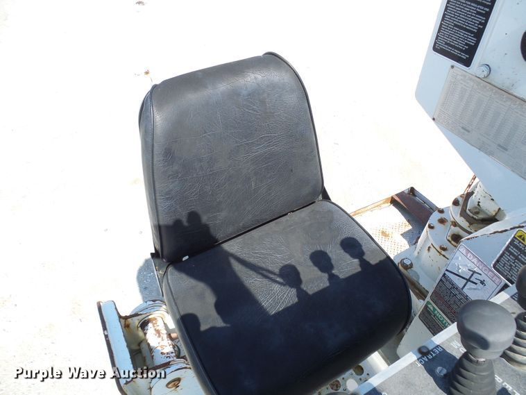 image for item DI0655 2000 International 4900 digger derrick truck