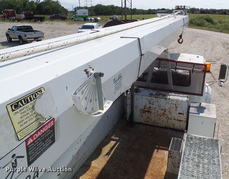 image for item DI0655 2000 International 4900 digger derrick truck