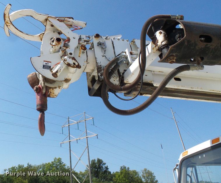 image for item DI0655 2000 International 4900 digger derrick truck