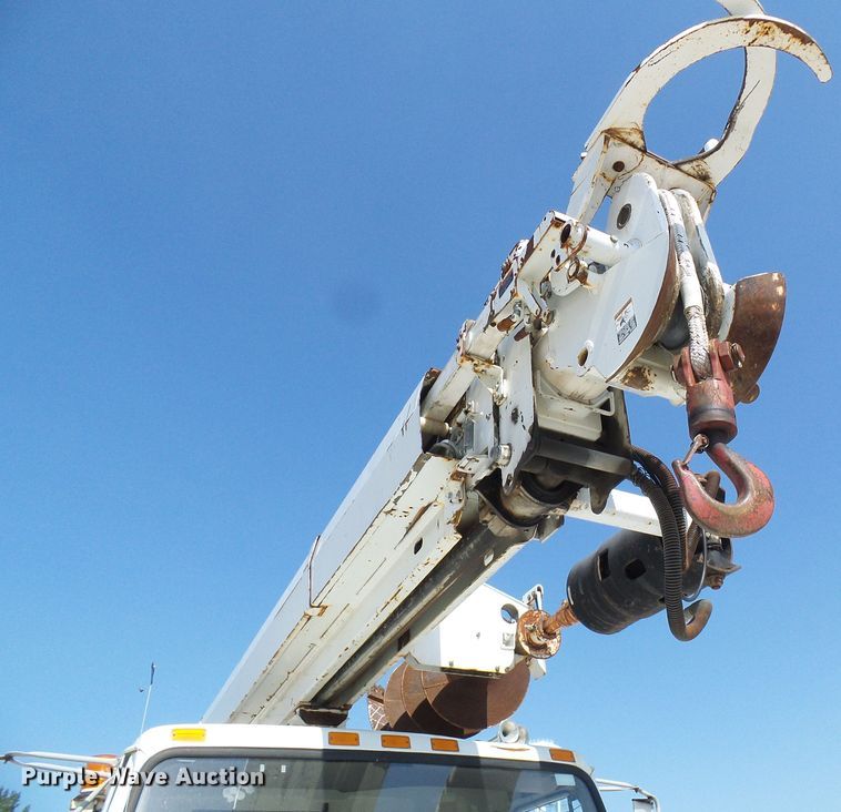 image for item DI0655 2000 International 4900 digger derrick truck