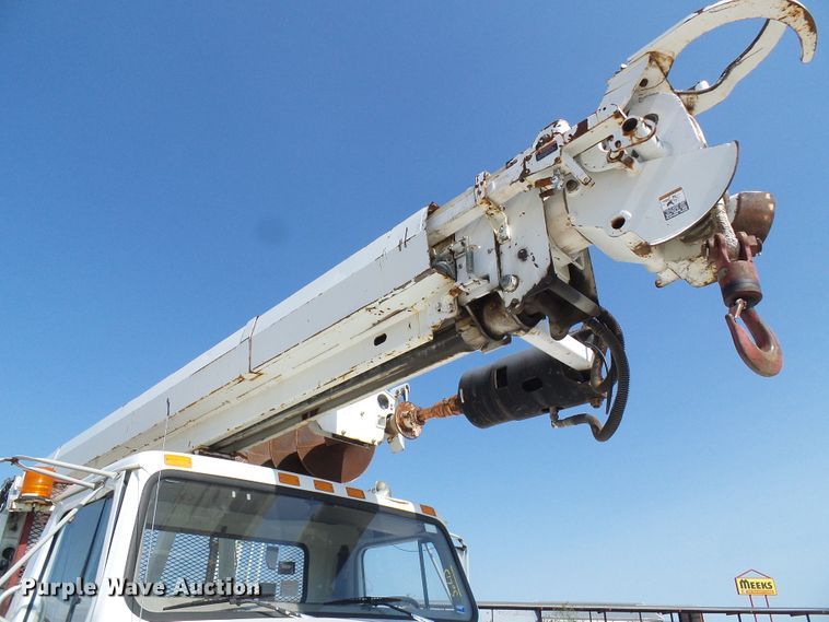 image for item DI0655 2000 International 4900 digger derrick truck