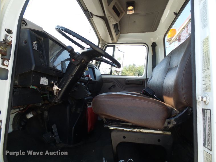 image for item DI0655 2000 International 4900 digger derrick truck