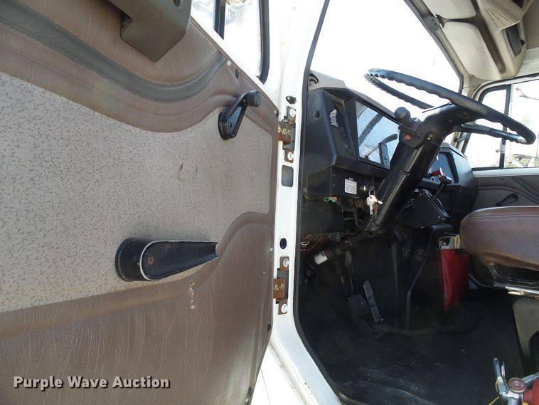 image for item DI0655 2000 International 4900 digger derrick truck