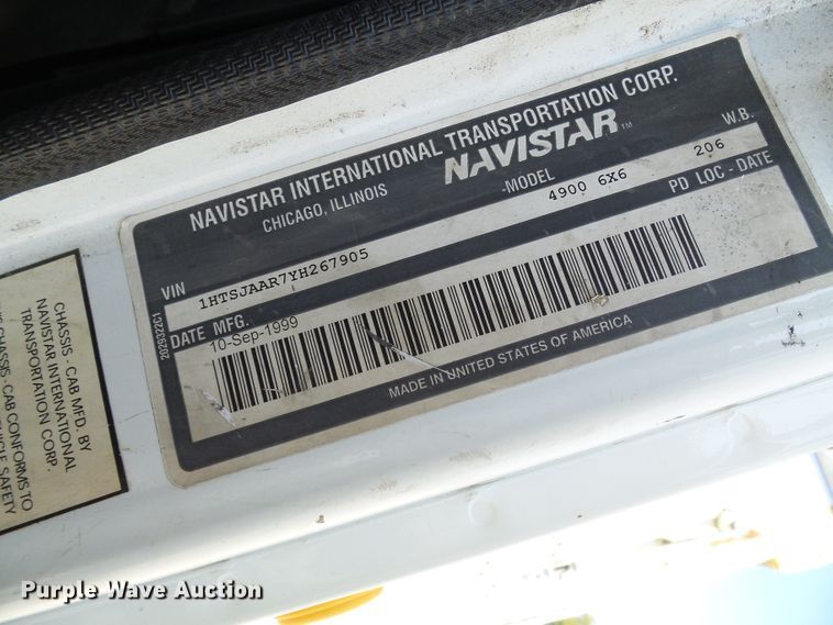 image for item DI0655 2000 International 4900 digger derrick truck