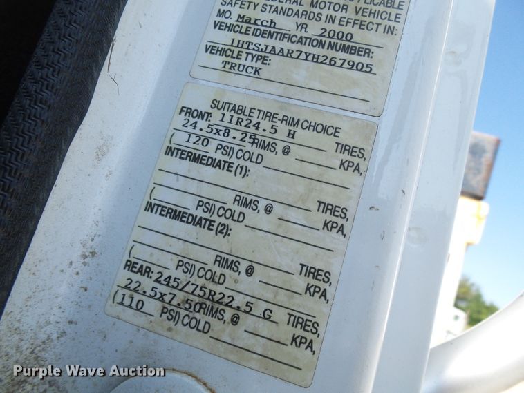 image for item DI0655 2000 International 4900 digger derrick truck