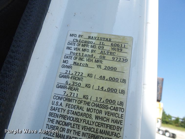 image for item DI0655 2000 International 4900 digger derrick truck