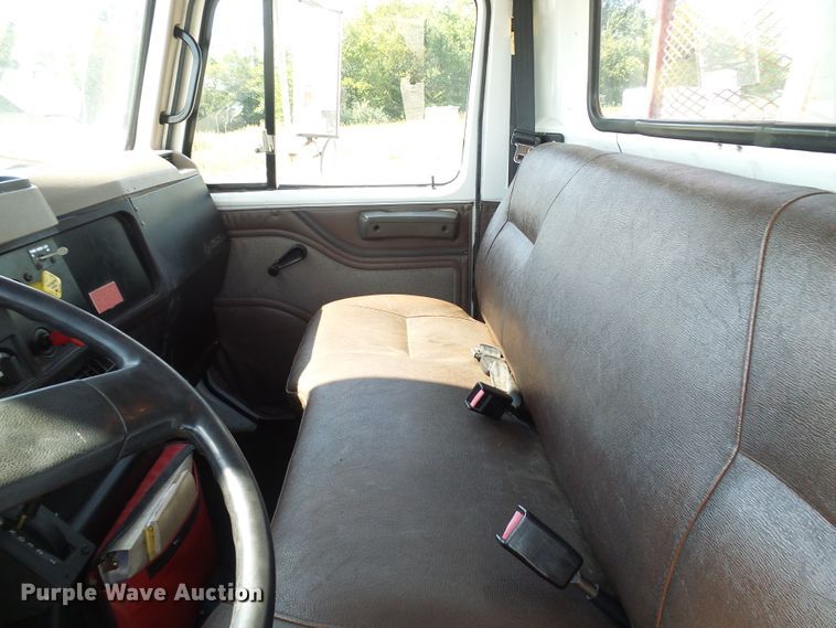 image for item DI0655 2000 International 4900 digger derrick truck