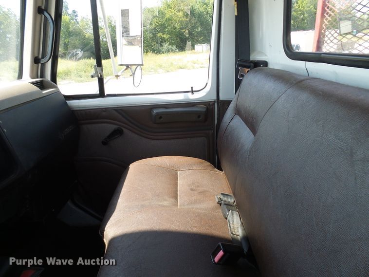 image for item DI0655 2000 International 4900 digger derrick truck