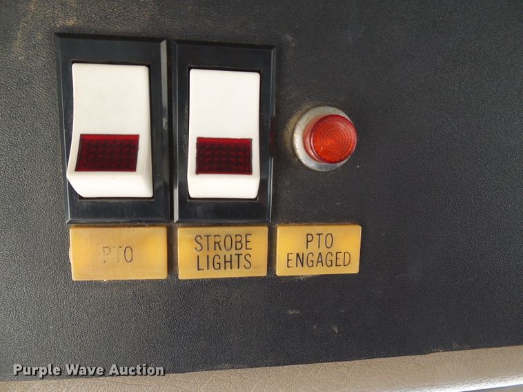 image for item DI0655 2000 International 4900 digger derrick truck