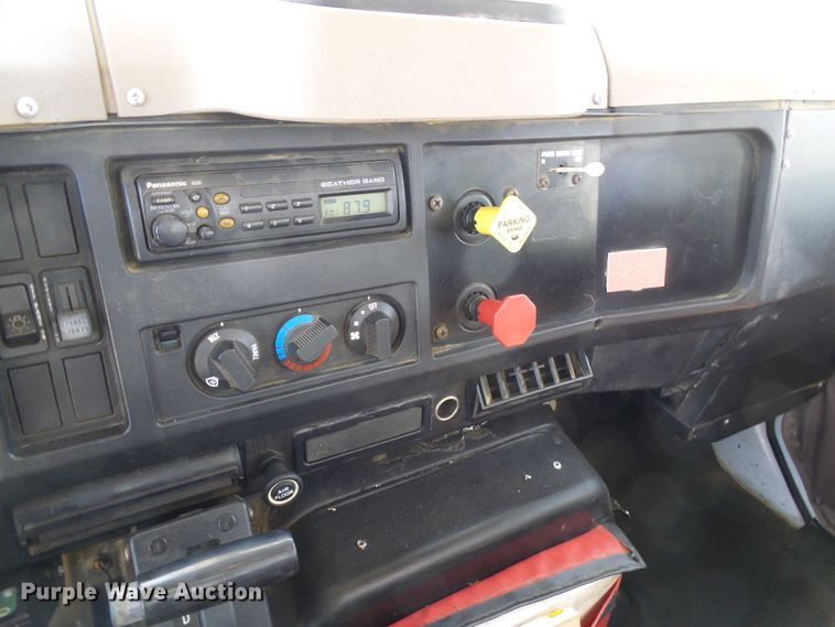 image for item DI0655 2000 International 4900 digger derrick truck