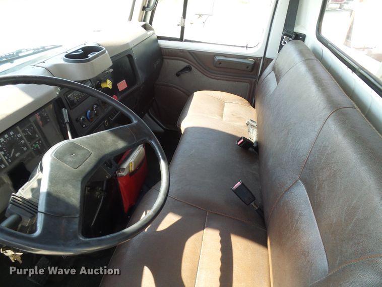 image for item DI0655 2000 International 4900 digger derrick truck