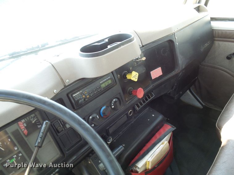 image for item DI0655 2000 International 4900 digger derrick truck