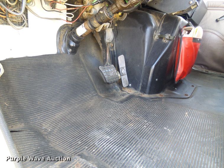 image for item DI0655 2000 International 4900 digger derrick truck