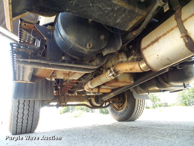 image for item DI0655 2000 International 4900 digger derrick truck