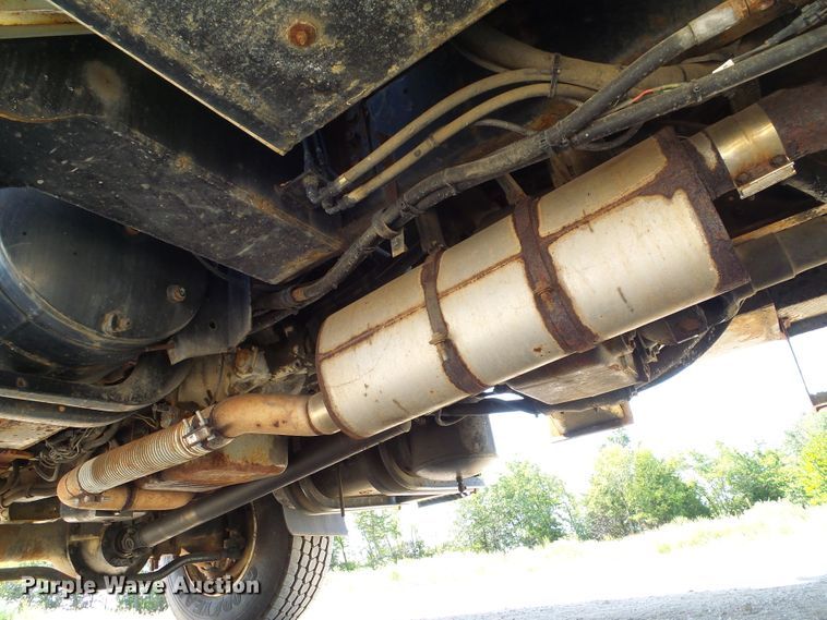 image for item DI0655 2000 International 4900 digger derrick truck