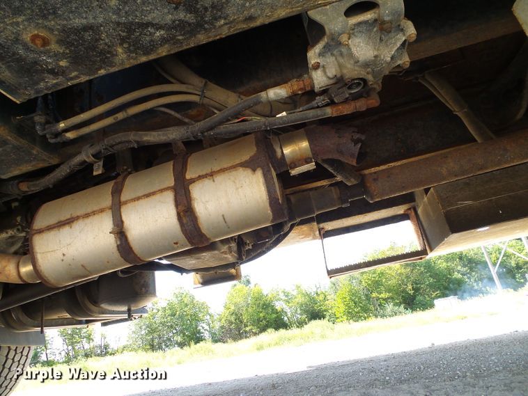 image for item DI0655 2000 International 4900 digger derrick truck