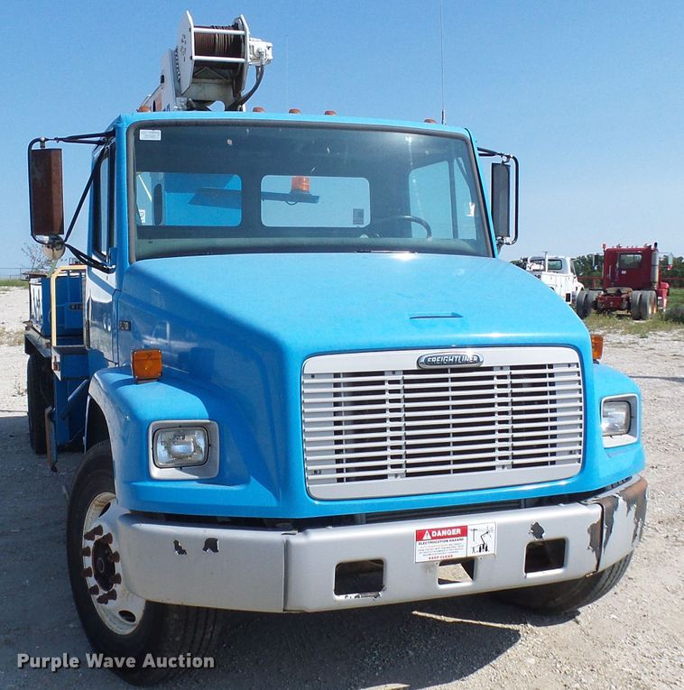 image for item DI0656 2004 Freightliner FL70 crane truck