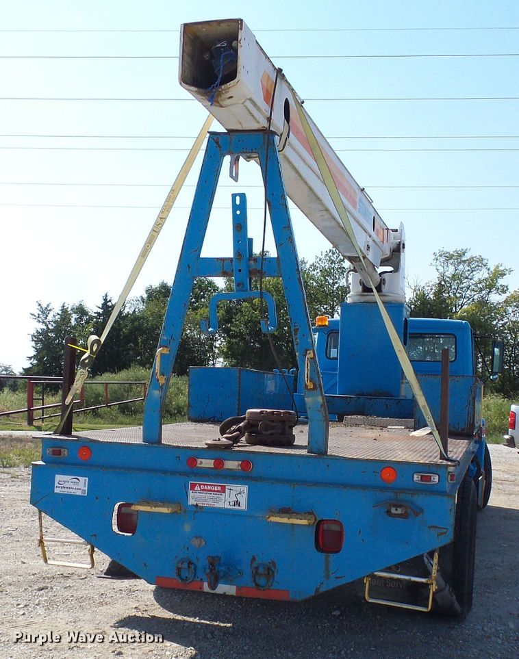 image for item DI0656 2004 Freightliner FL70 crane truck