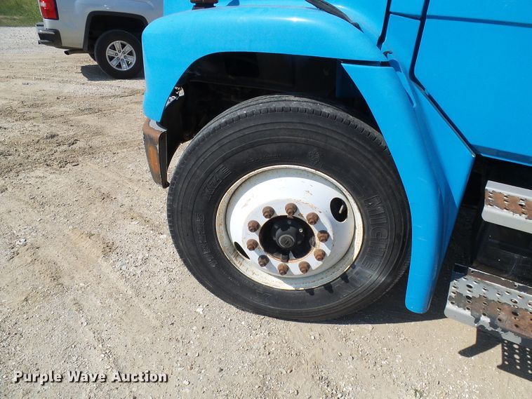 image for item DI0656 2004 Freightliner FL70 crane truck