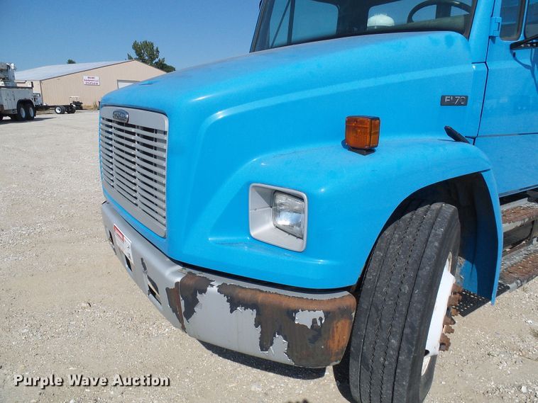 image for item DI0656 2004 Freightliner FL70 crane truck