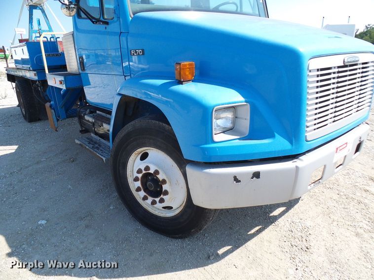 image for item DI0656 2004 Freightliner FL70 crane truck