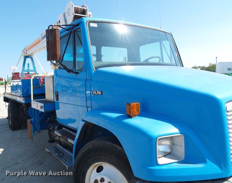 image for item DI0656 2004 Freightliner FL70 crane truck