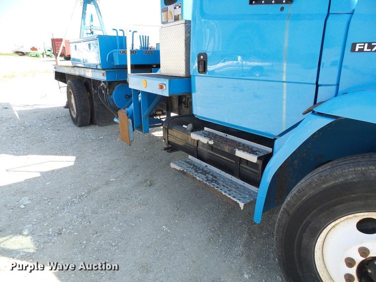 image for item DI0656 2004 Freightliner FL70 crane truck